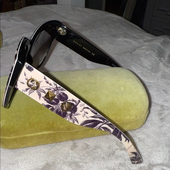 Gucci Black and Cream flower Sunglasses - Picture 3 of 6